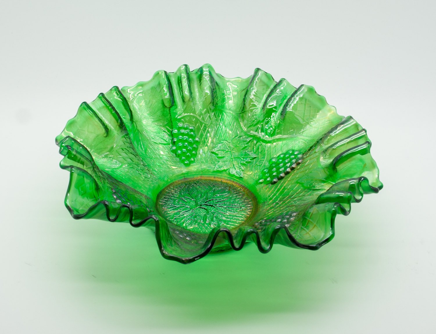 FENTON Carnival Glass Emerald Green CONCORD Ruffled 3/1 Edge Bowl Grape Lattice Mollaris.com 