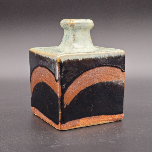 SHOJI HAMADA (1894 – 1978) BEIGE BROWN GLAZED SQUARE STONEWARE FLASK VASE | MID 20TH CENTURY