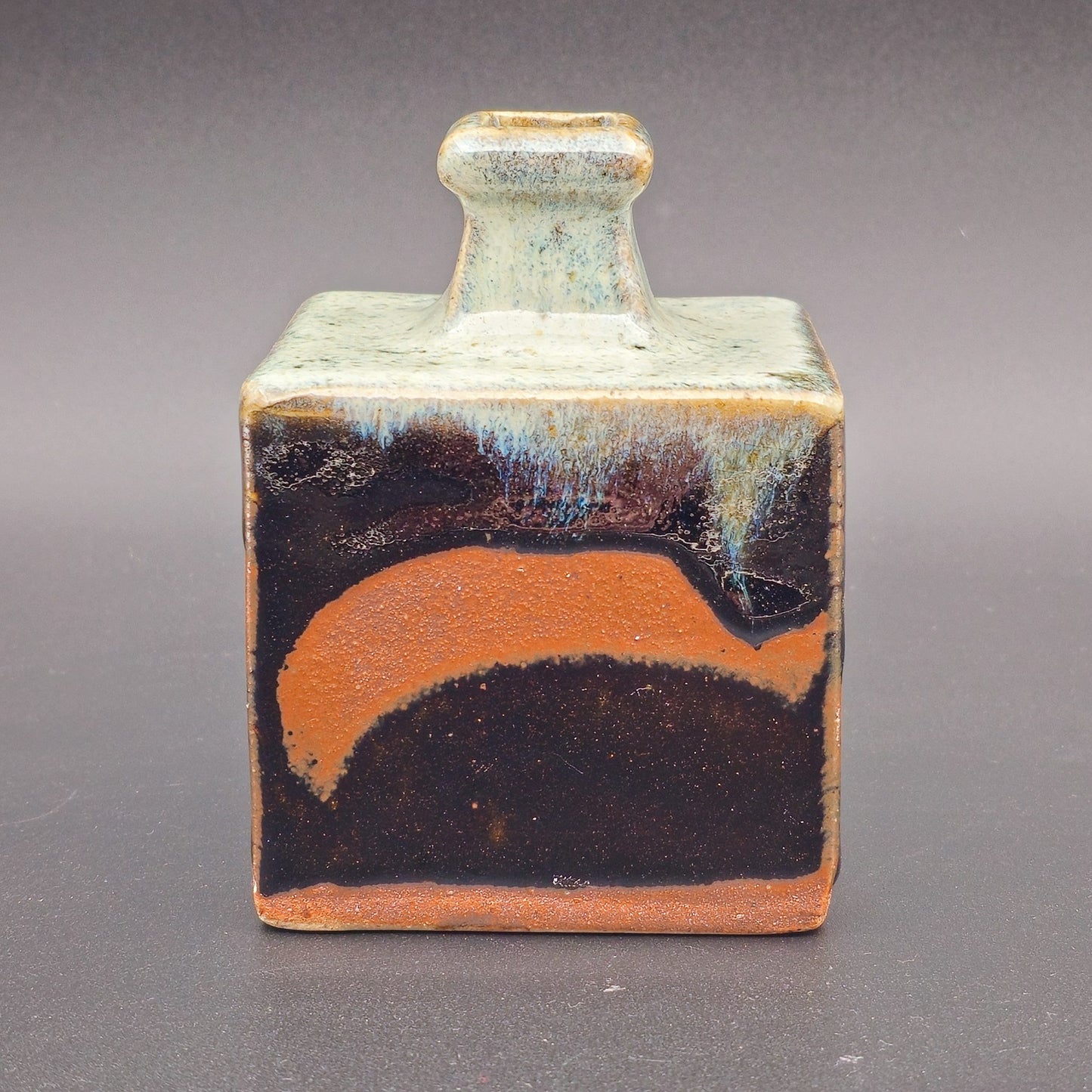 SHOJI HAMADA (1894 – 1978) BEIGE BROWN GLAZED SQUARE STONEWARE FLASK VASE | MID 20TH CENTURY