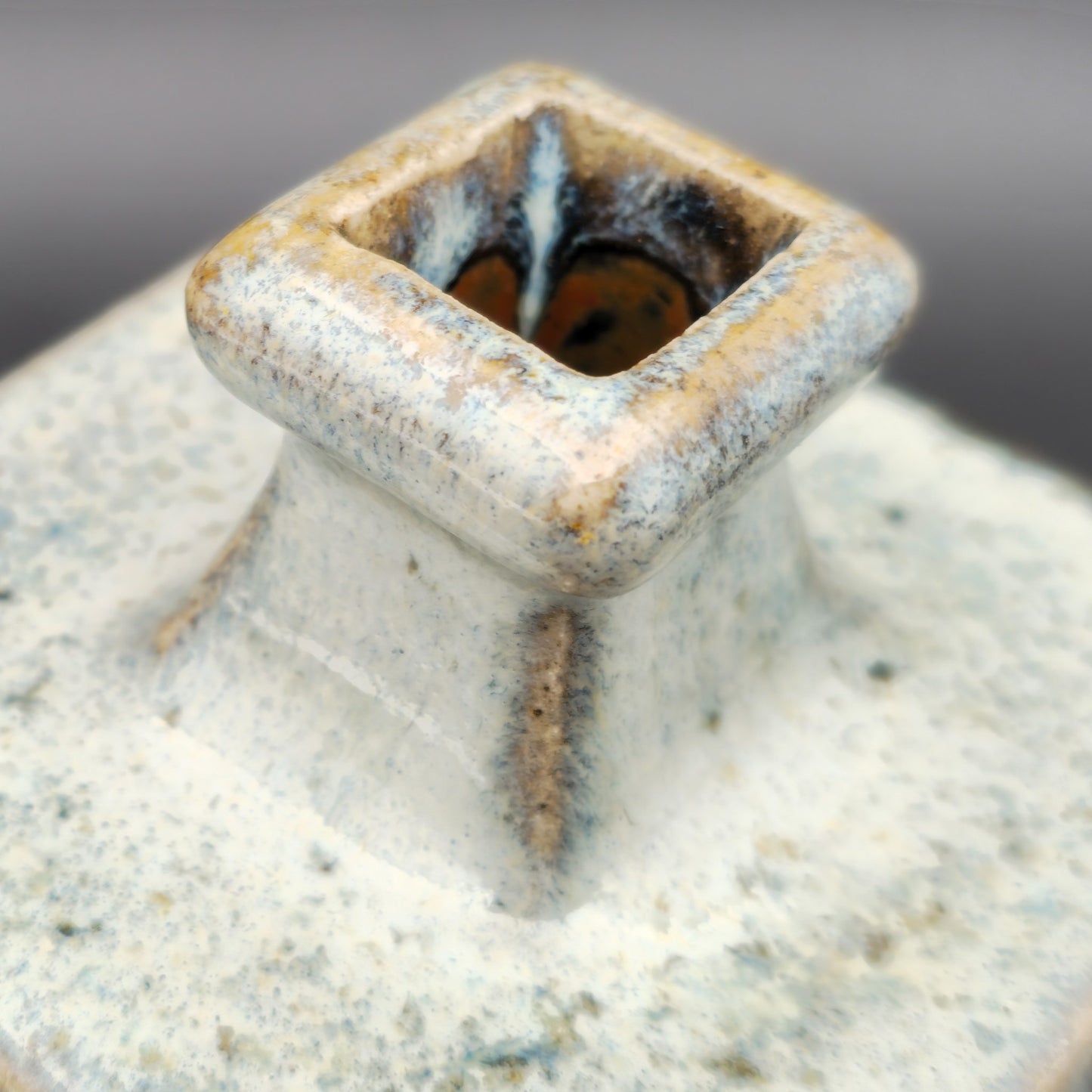 SHOJI HAMADA (1894 – 1978) BEIGE BROWN GLAZED SQUARE STONEWARE FLASK VASE | MID 20TH CENTURY