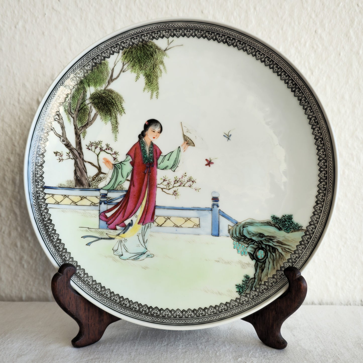 A CHINESE FAMILLE ROSE PORCELAIN WALL PLATE | LATE REPUBLIC PERIOD / EARLY PRC, 20TH CENTURY