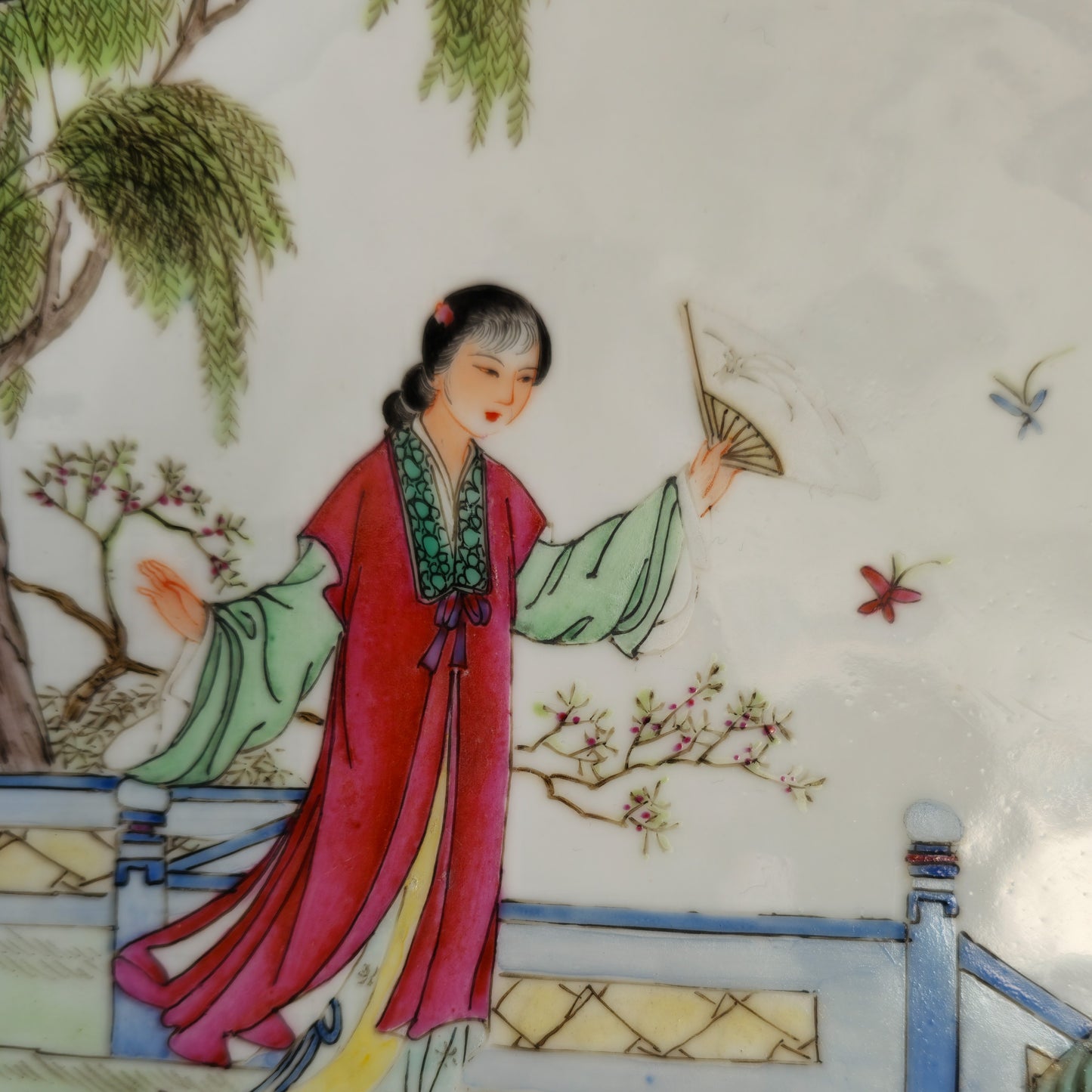 A CHINESE FAMILLE ROSE PORCELAIN WALL PLATE | LATE REPUBLIC PERIOD / EARLY PRC, 20TH CENTURY