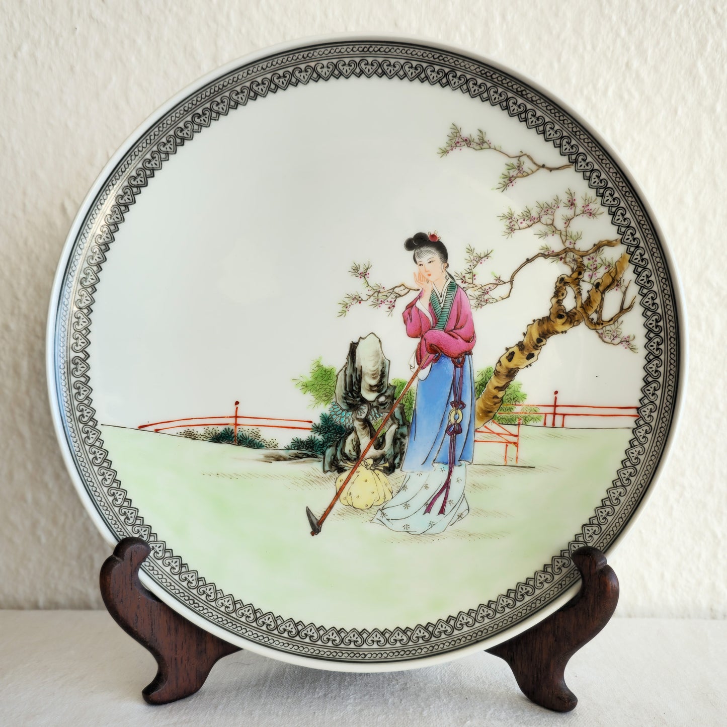 A CHINESE FAMILLE ROSE PORCELAIN WALL PLATE | LATE REPUBLIC PERIOD / EARLY PRC, 20TH CENTURY