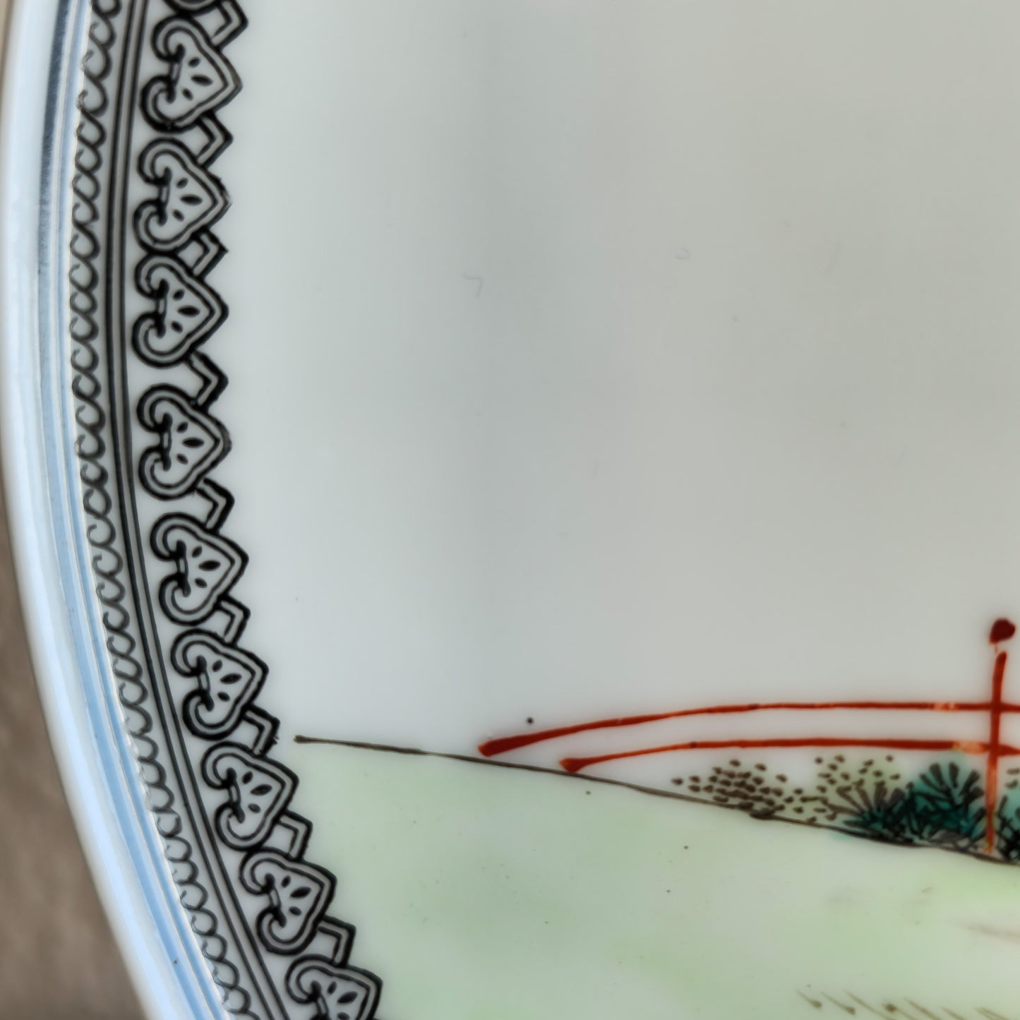 A CHINESE FAMILLE ROSE PORCELAIN WALL PLATE | LATE REPUBLIC PERIOD / EARLY PRC, 20TH CENTURY