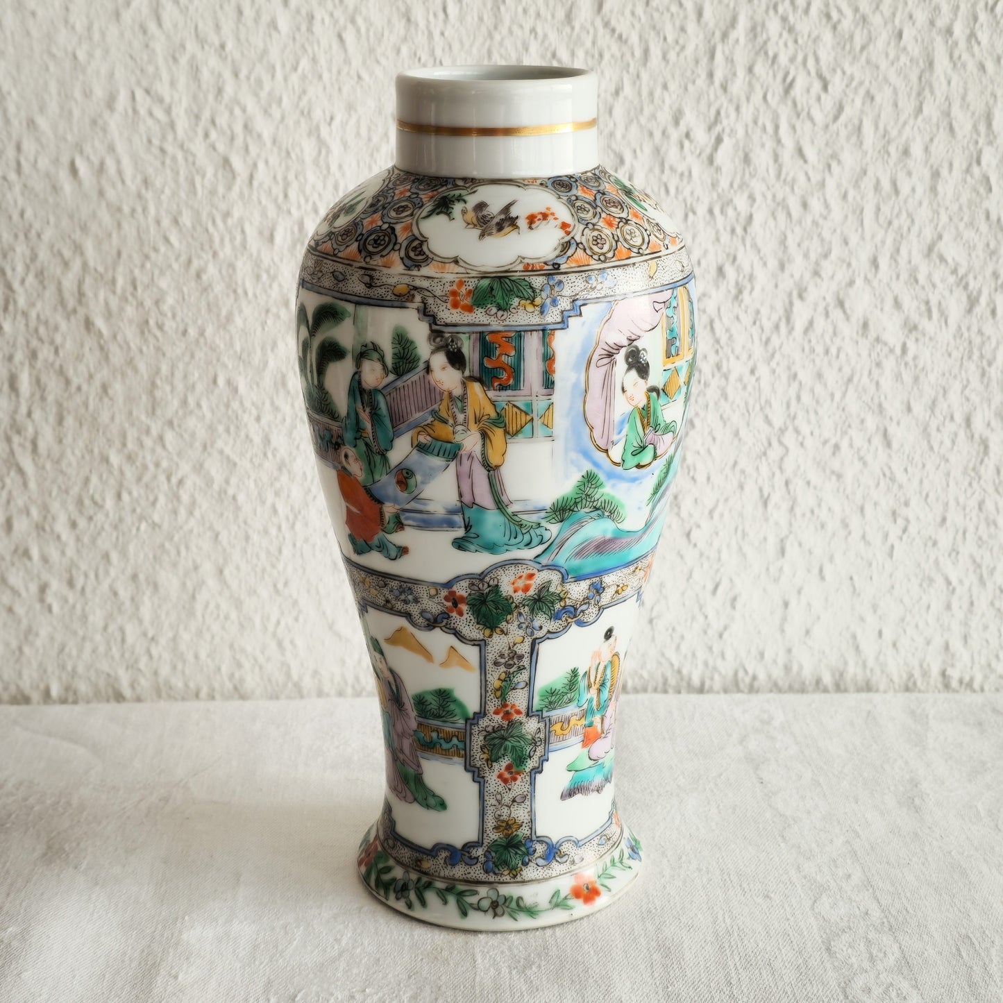 A CHINESE FAMILLE VERTE MANDARIN PANELS VASE | DAOGUANG PERIOD, 19TH CENTURY