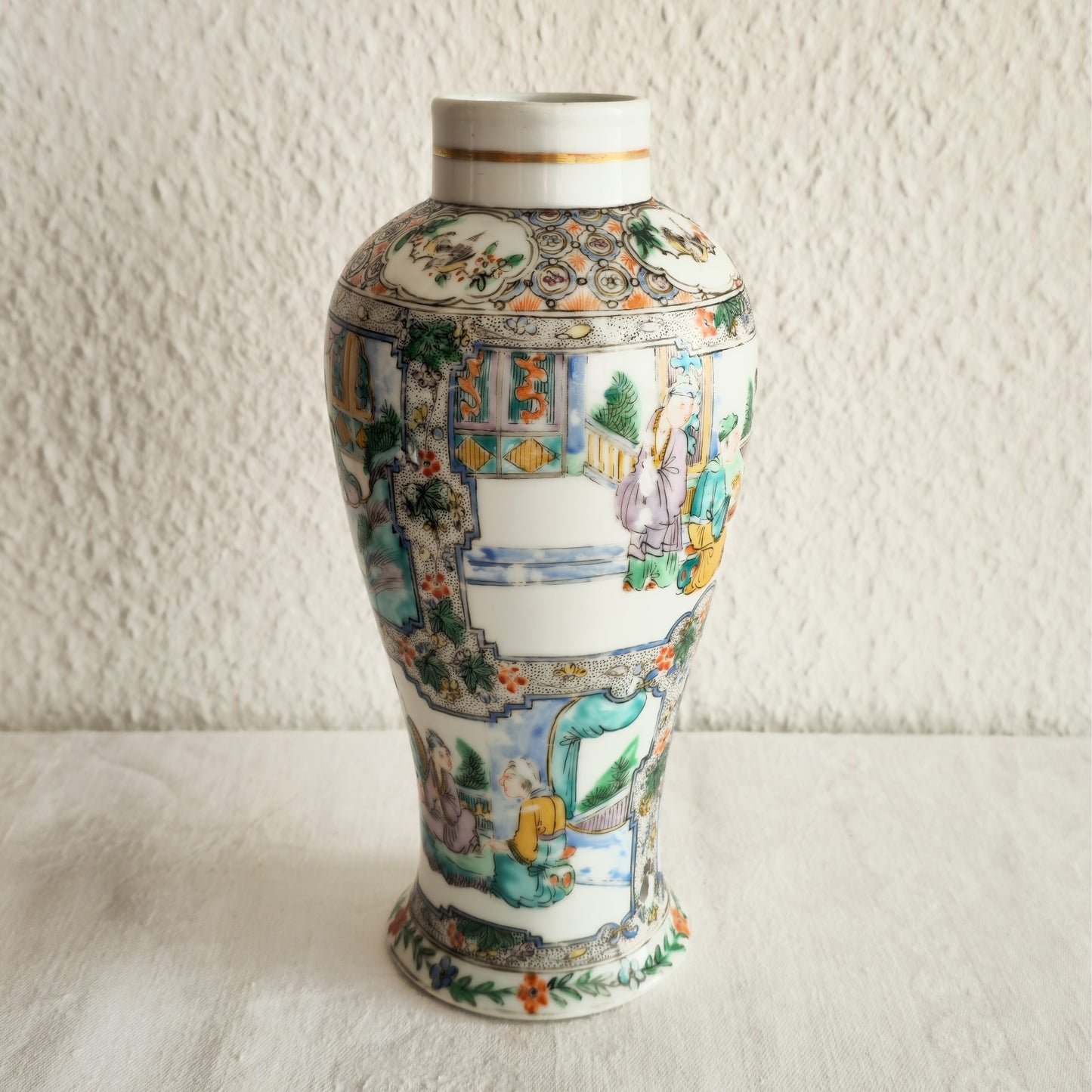 A CHINESE FAMILLE VERTE MANDARIN PANELS VASE | DAOGUANG PERIOD, 19TH CENTURY