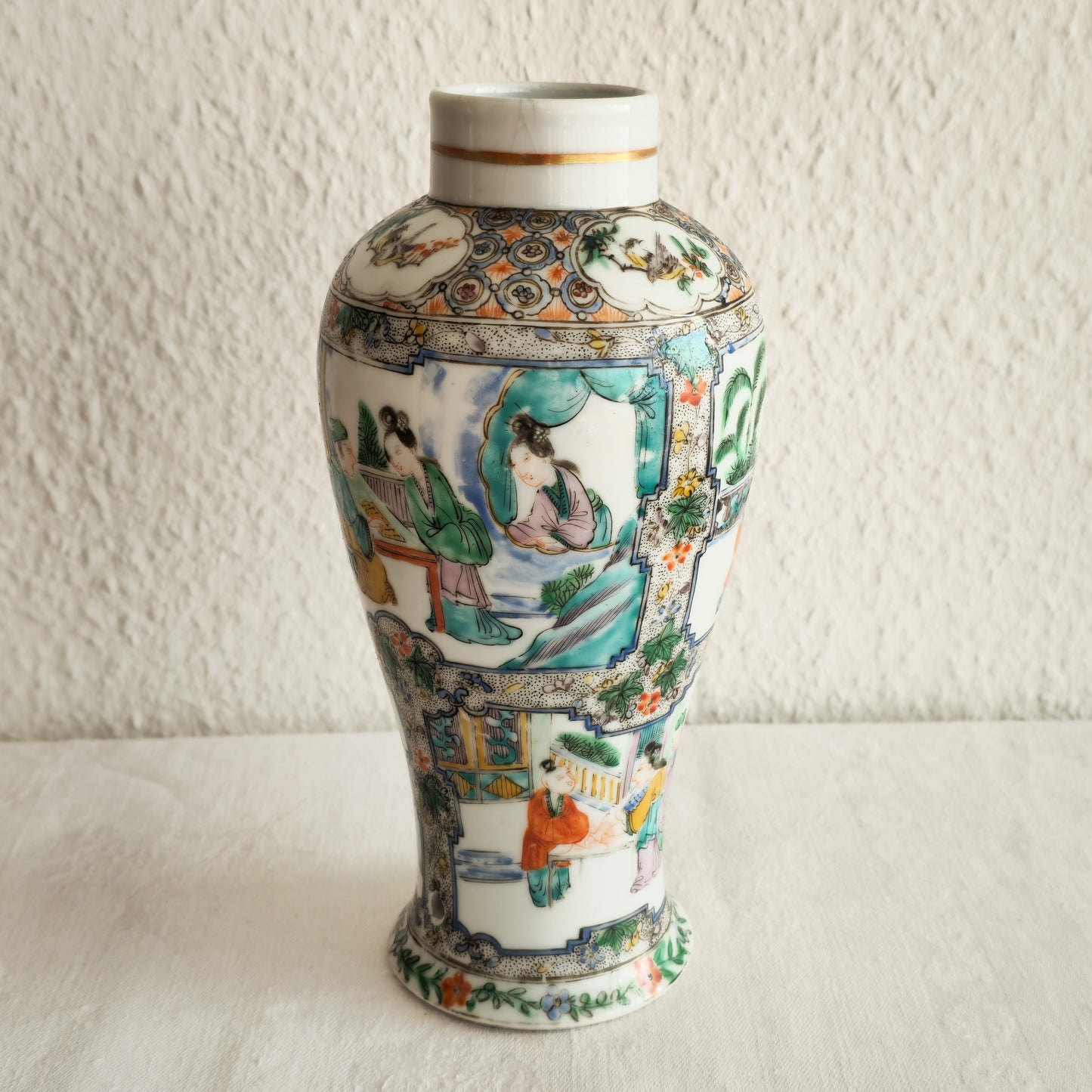 A CHINESE FAMILLE VERTE MANDARIN PANELS VASE | DAOGUANG PERIOD, 19TH CENTURY