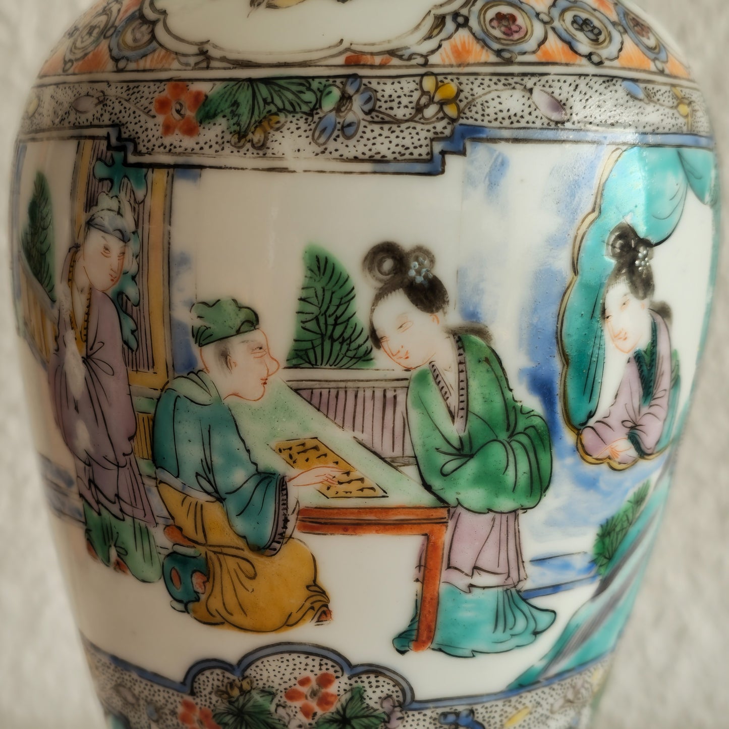 A CHINESE FAMILLE VERTE MANDARIN PANELS VASE | DAOGUANG PERIOD, 19TH CENTURY