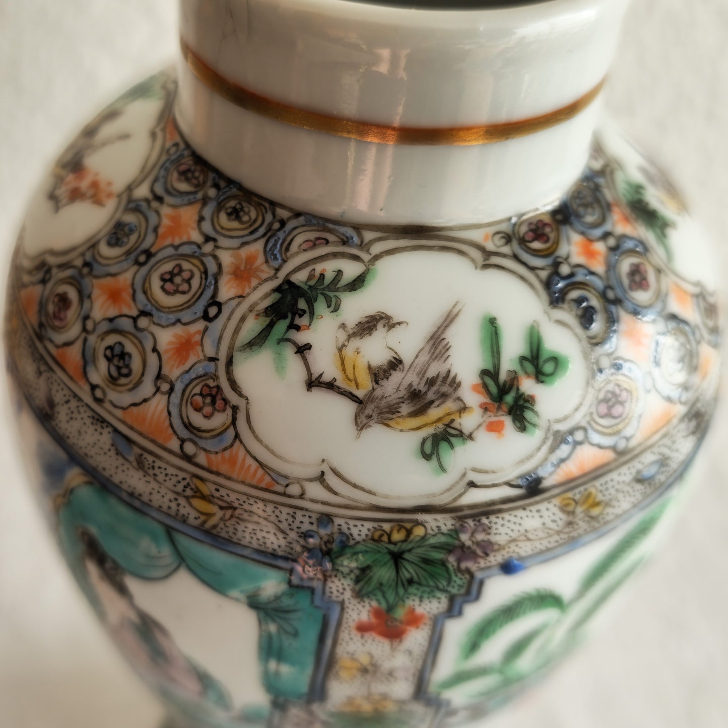 A CHINESE FAMILLE VERTE MANDARIN PANELS VASE | DAOGUANG PERIOD, 19TH CENTURY