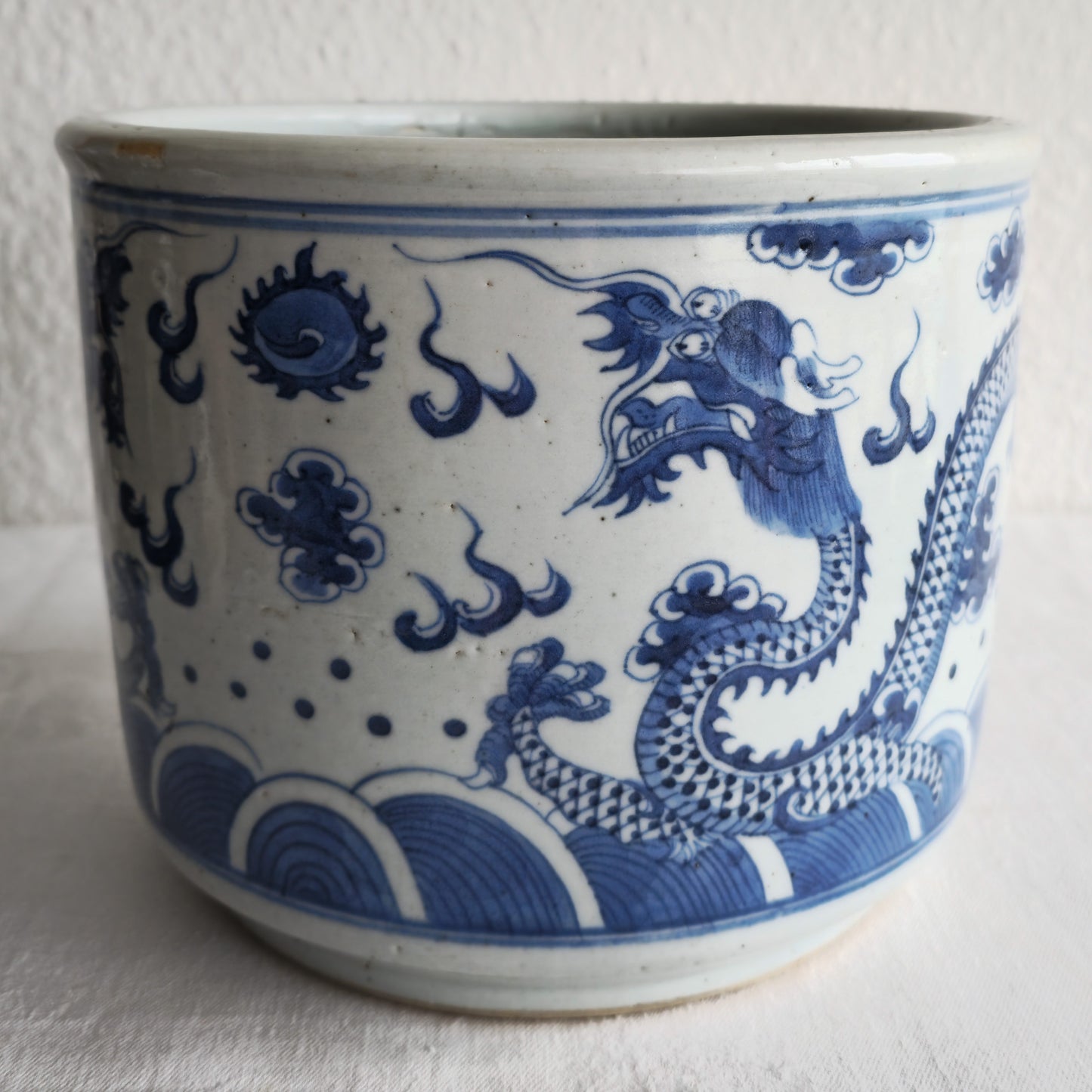 A CHINESE BLUE AND WHITE PORCELAIN 'DRAGONS' CENSER | LATE 19TH CENTURY