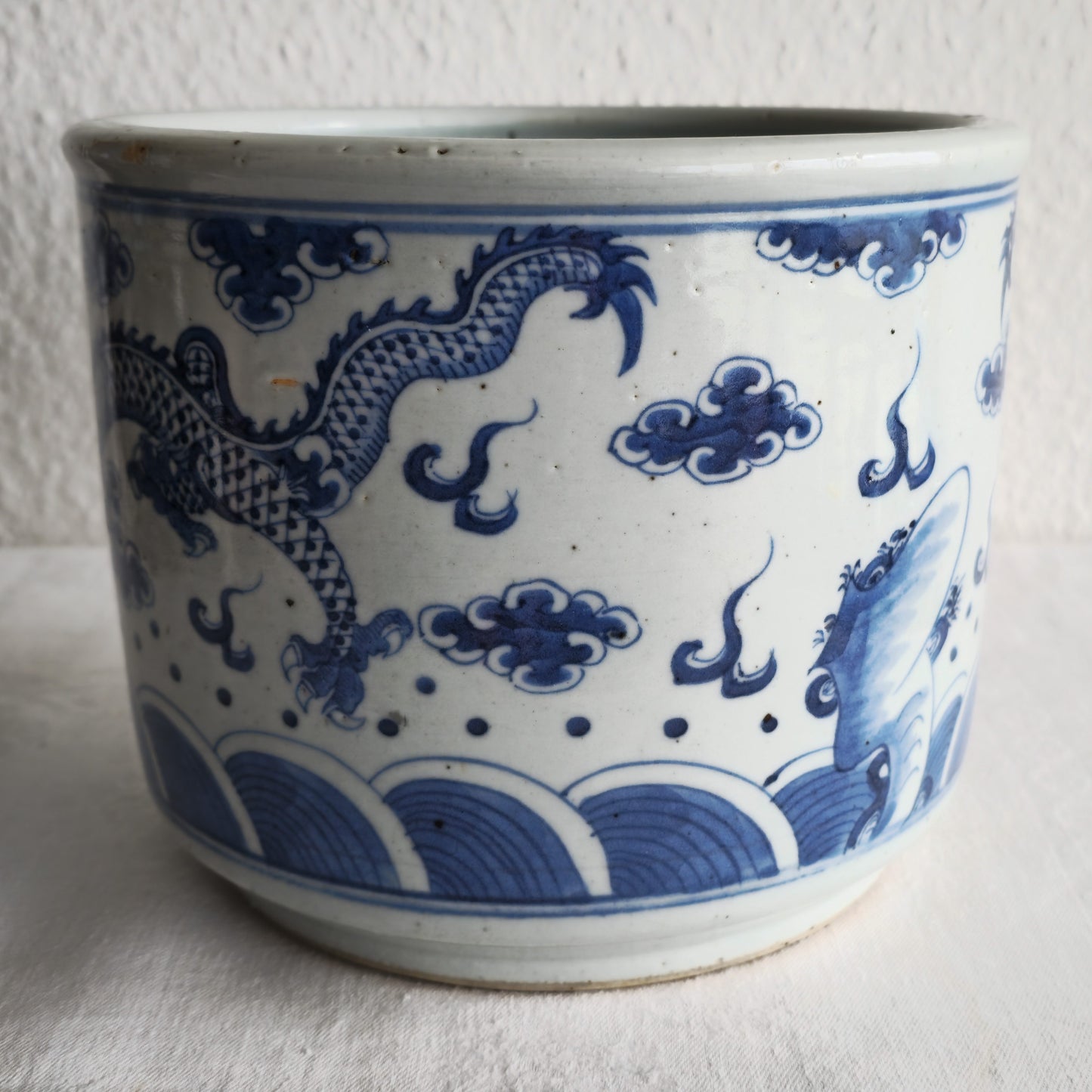 A CHINESE BLUE AND WHITE PORCELAIN 'DRAGONS' CENSER | LATE 19TH CENTURY