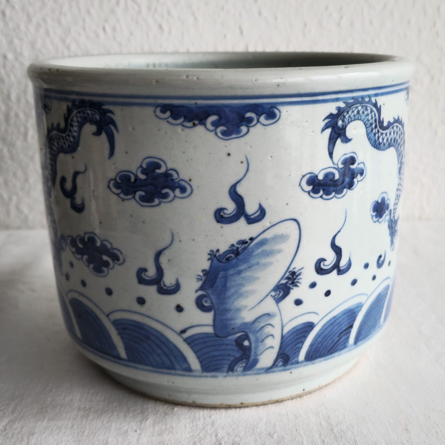 A CHINESE BLUE AND WHITE PORCELAIN 'DRAGONS' CENSER | LATE 19TH CENTURY