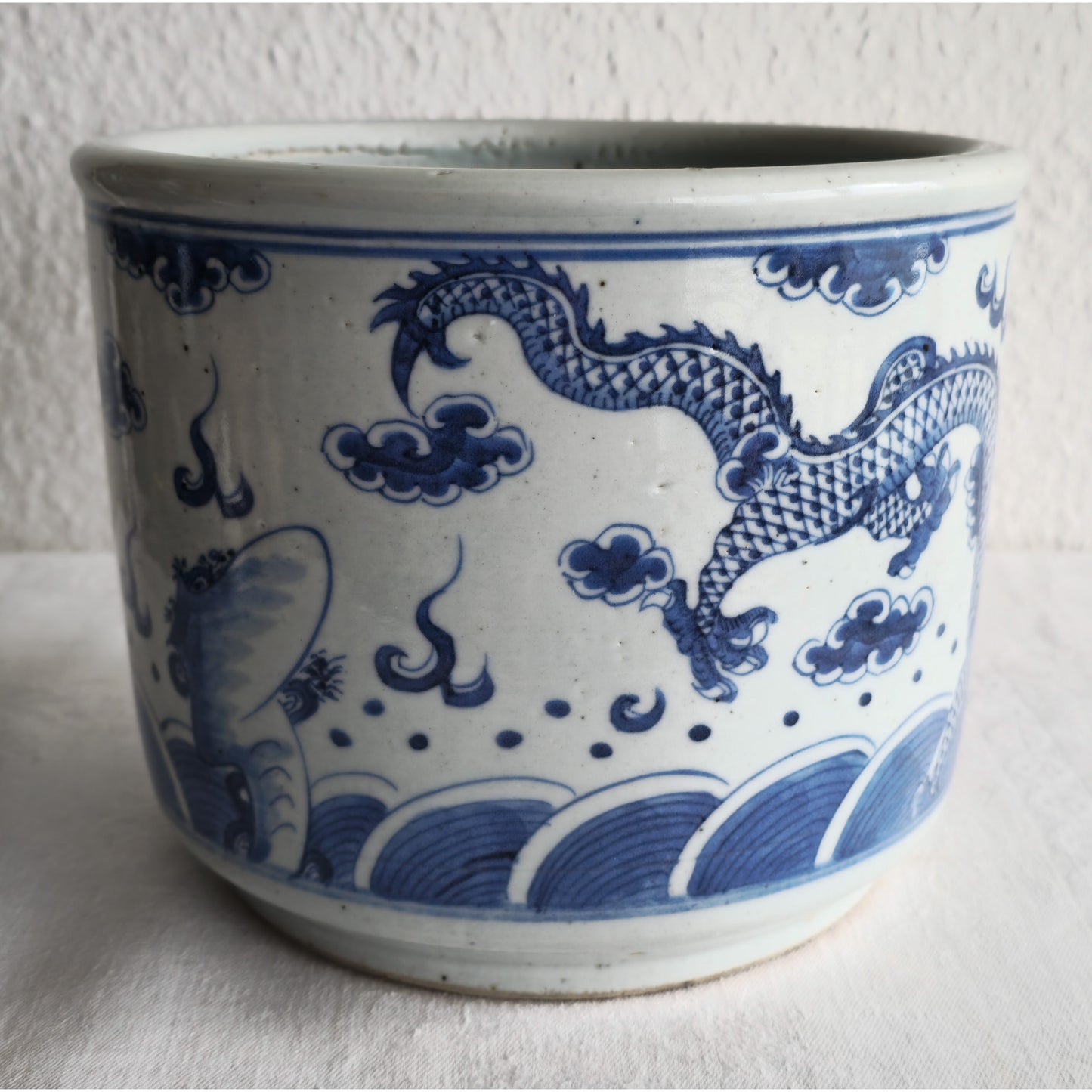 A CHINESE BLUE AND WHITE PORCELAIN 'DRAGONS' CENSER | LATE 19TH CENTURY