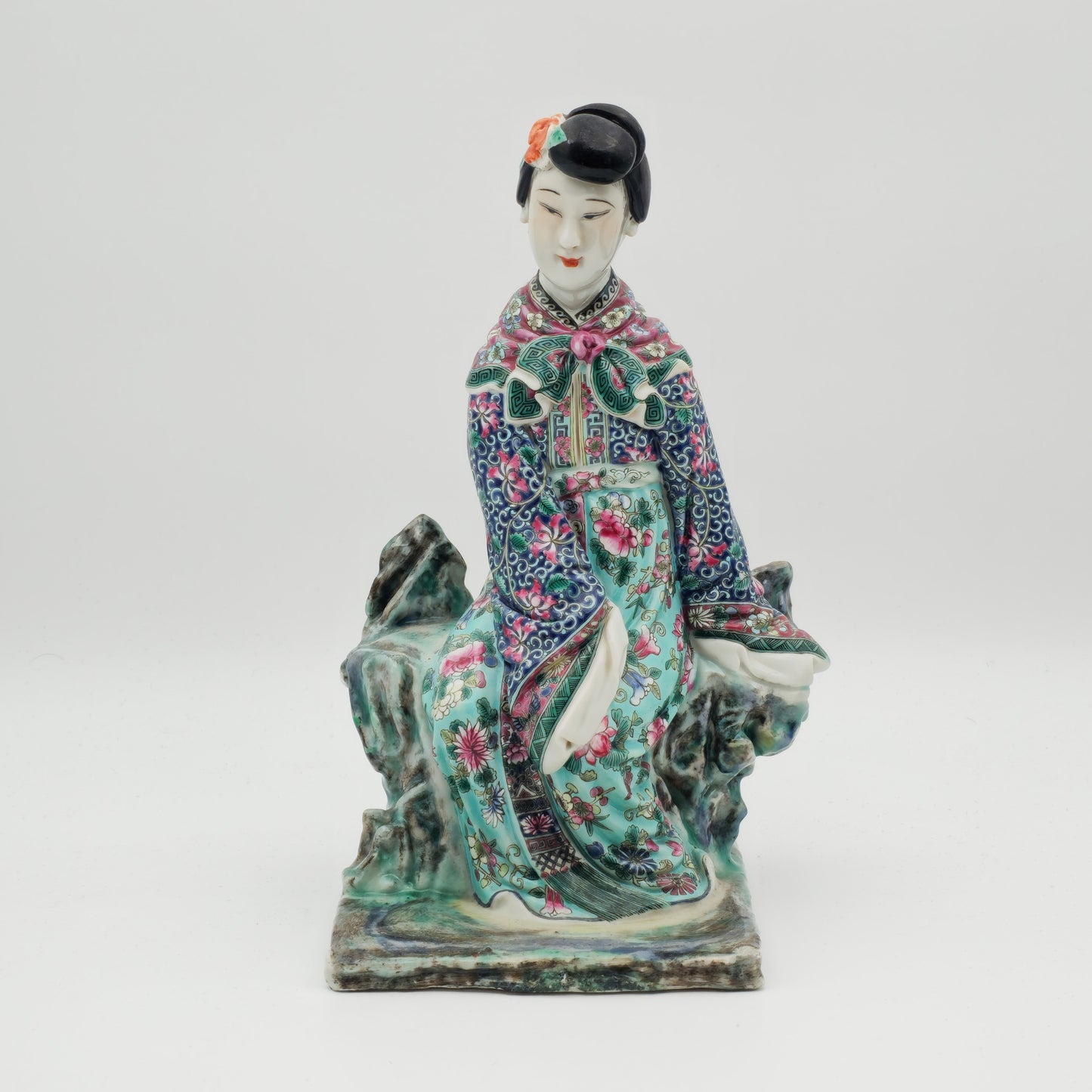 A CHINESE FAMILLE ROSE PORCELAIN FIGURE OF A LADY | EARLY REPUBLIC PERIOD, 20TH CENTURY