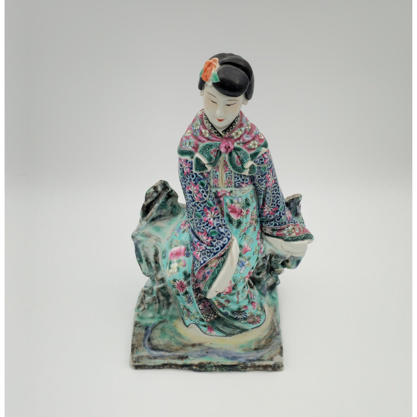 A CHINESE FAMILLE ROSE PORCELAIN FIGURE OF A LADY | EARLY REPUBLIC PERIOD, 20TH CENTURY