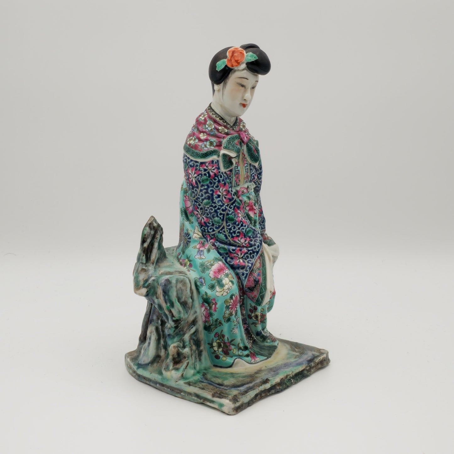 A CHINESE FAMILLE ROSE PORCELAIN FIGURE OF A LADY | EARLY REPUBLIC PERIOD, 20TH CENTURY