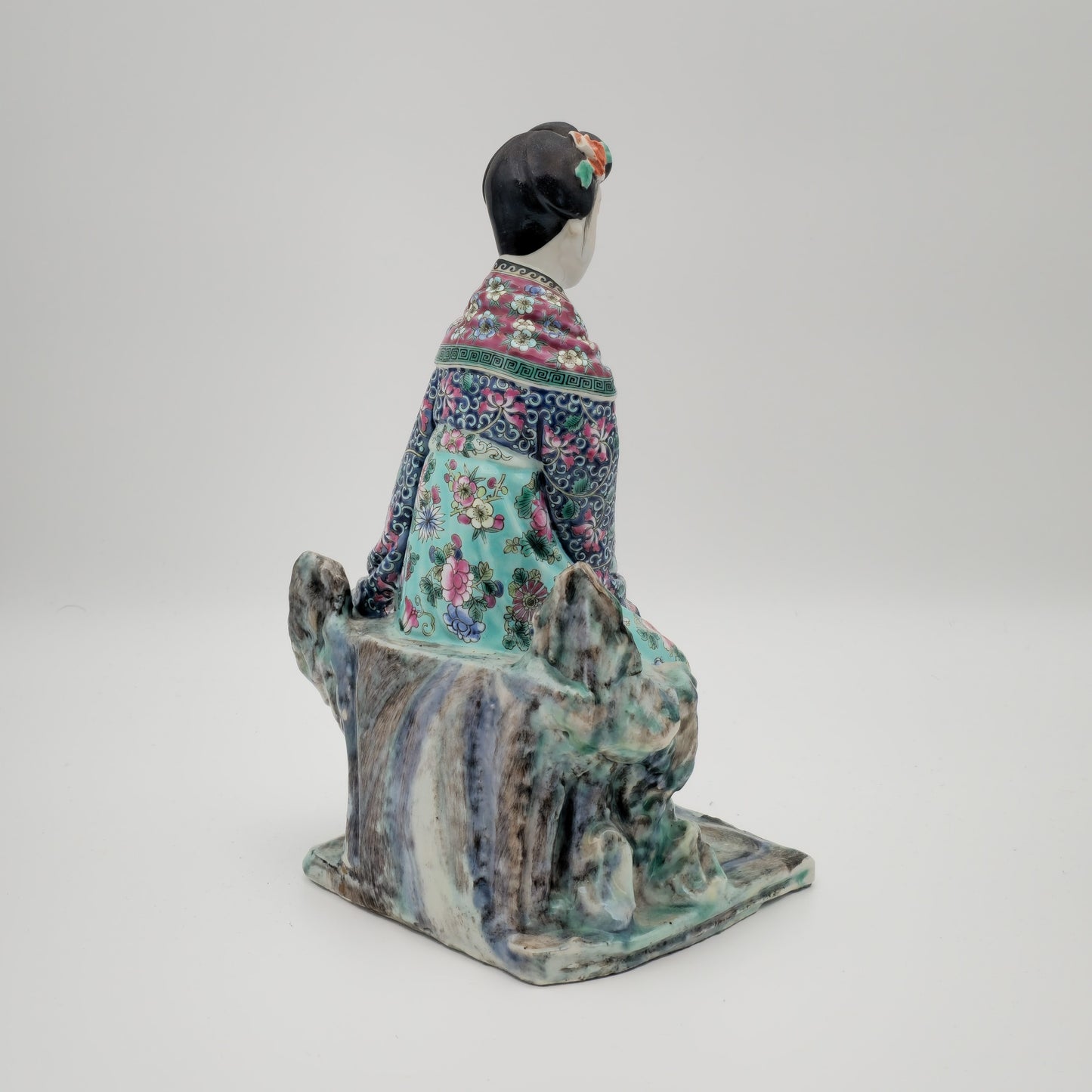 A CHINESE FAMILLE ROSE PORCELAIN FIGURE OF A LADY | EARLY REPUBLIC PERIOD, 20TH CENTURY