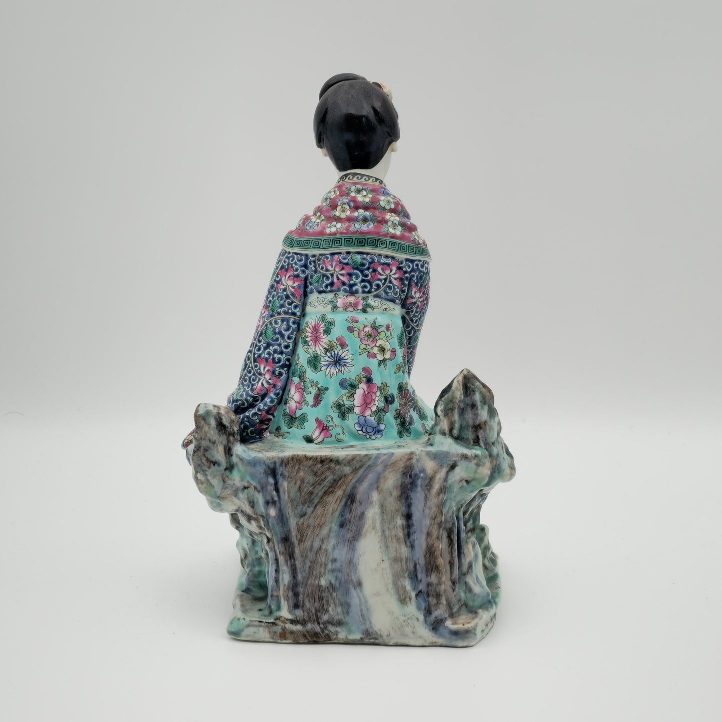 A CHINESE FAMILLE ROSE PORCELAIN FIGURE OF A LADY | EARLY REPUBLIC PERIOD, 20TH CENTURY