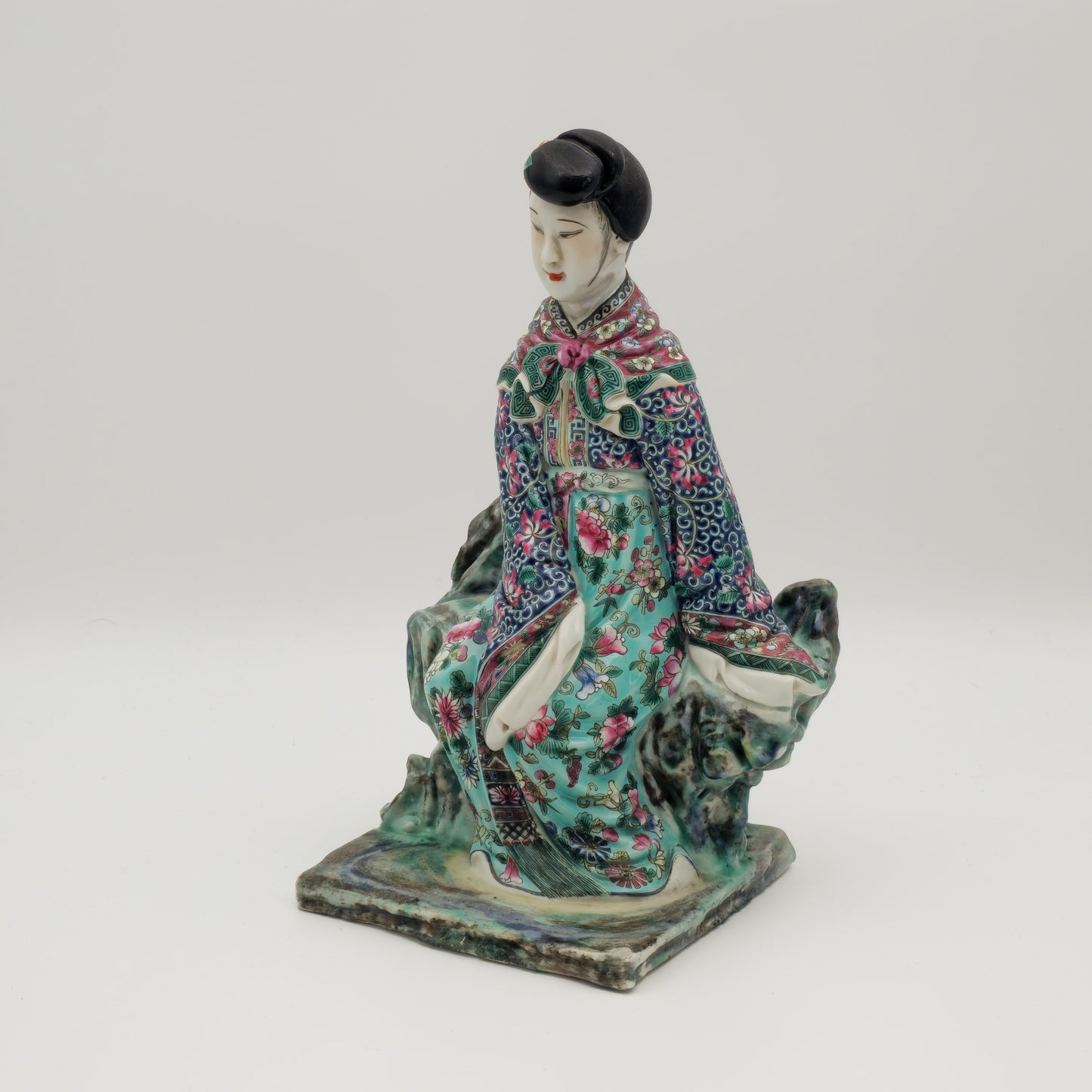 A CHINESE FAMILLE ROSE PORCELAIN FIGURE OF A LADY | EARLY REPUBLIC PERIOD, 20TH CENTURY