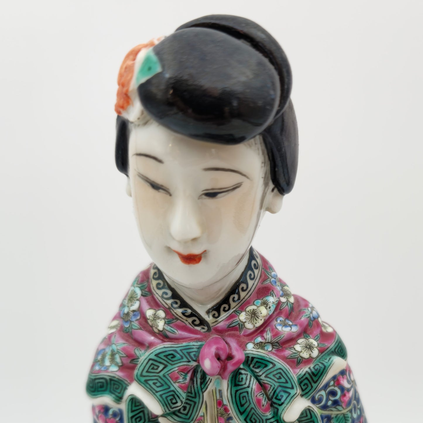 A CHINESE FAMILLE ROSE PORCELAIN FIGURE OF A LADY | EARLY REPUBLIC PERIOD, 20TH CENTURY