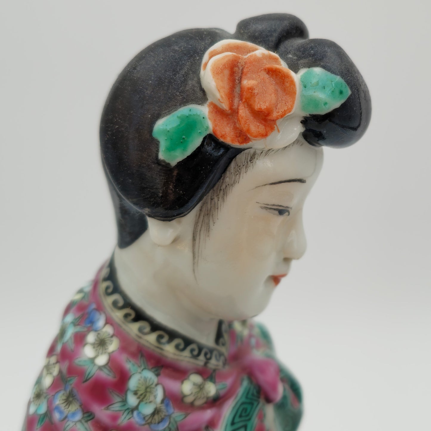 A CHINESE FAMILLE ROSE PORCELAIN FIGURE OF A LADY | EARLY REPUBLIC PERIOD, 20TH CENTURY