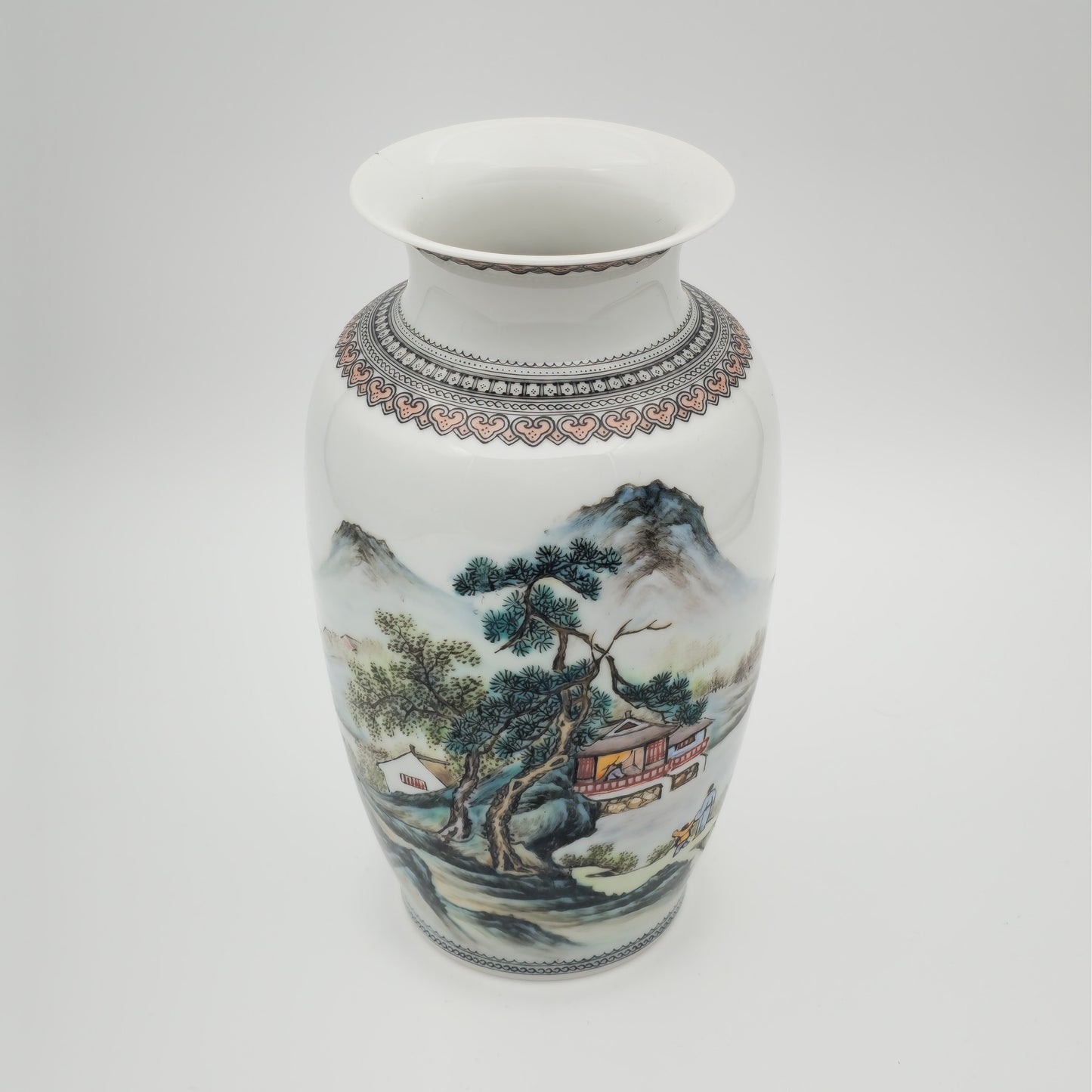 A CHINESE FAMILLE ROSE LANDSCAPE VASE | LATE REPUBLIC PERIOD, MID 20TH CENTURY