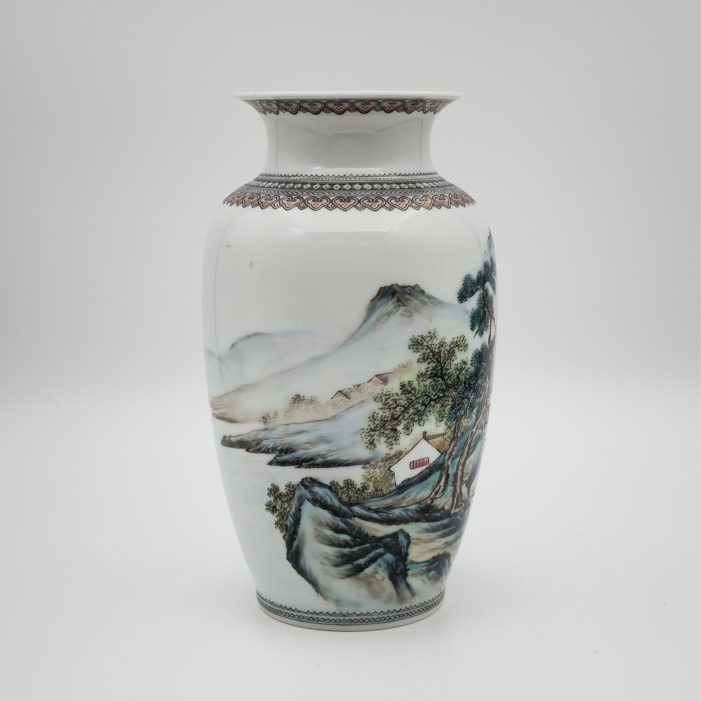 A CHINESE FAMILLE ROSE LANDSCAPE VASE | LATE REPUBLIC PERIOD, MID 20TH CENTURY