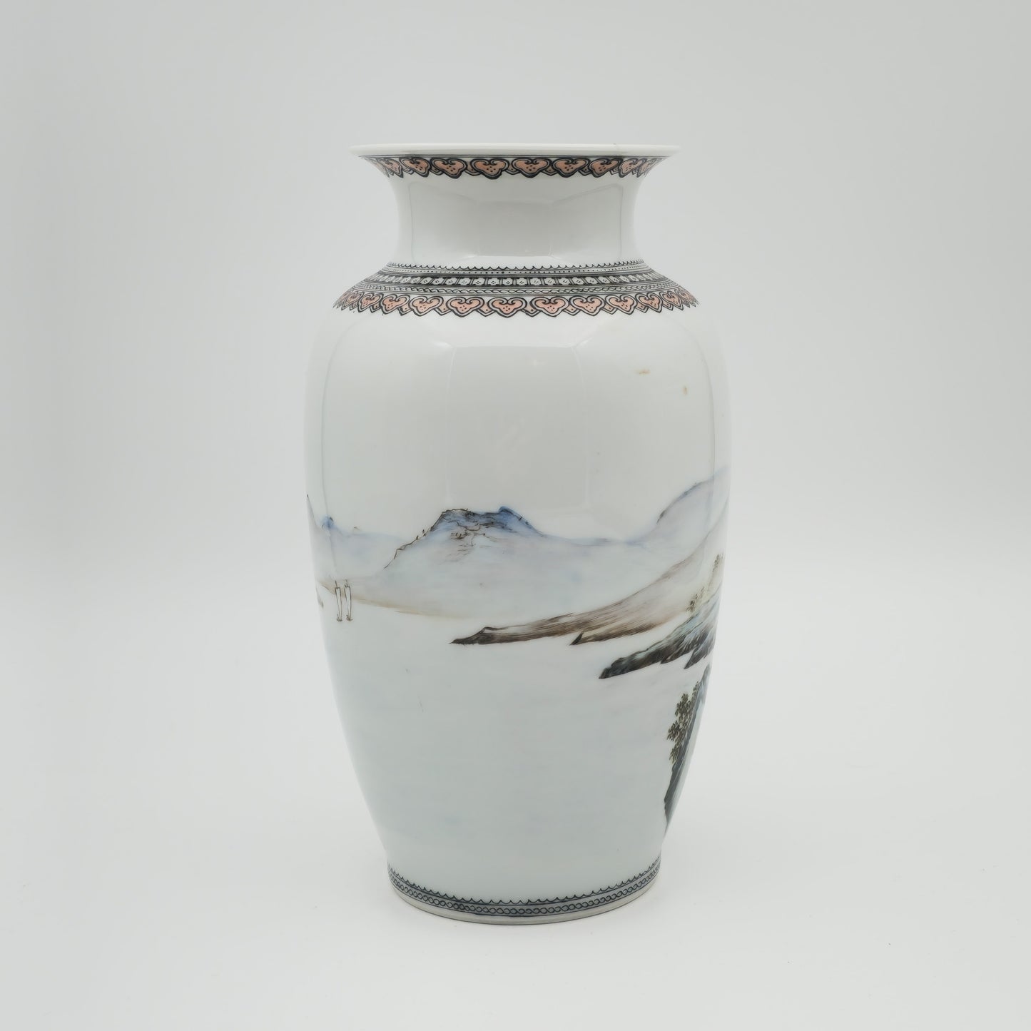 A CHINESE FAMILLE ROSE LANDSCAPE VASE | LATE REPUBLIC PERIOD, MID 20TH CENTURY