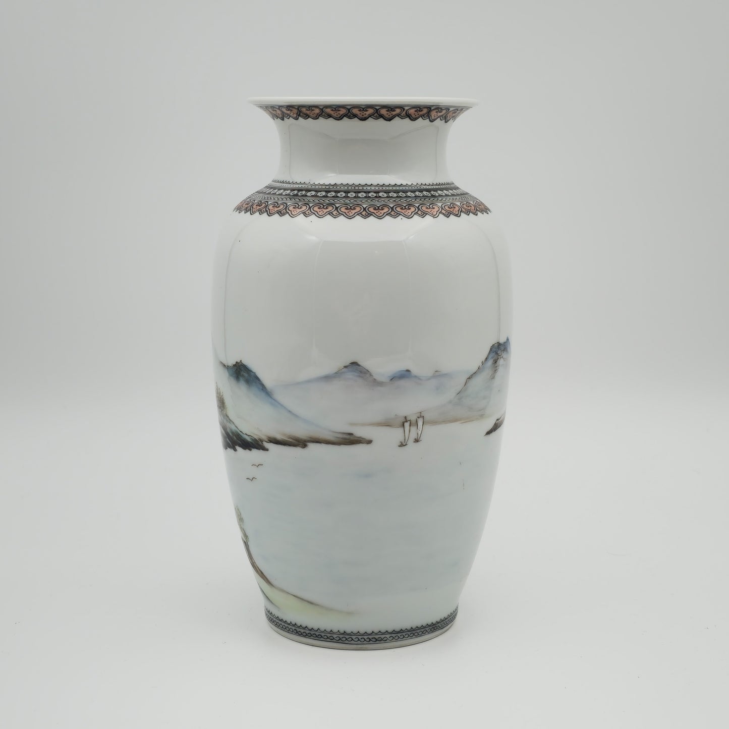 A CHINESE FAMILLE ROSE LANDSCAPE VASE | LATE REPUBLIC PERIOD, MID 20TH CENTURY