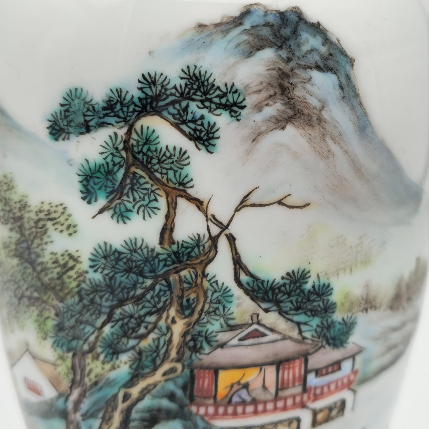 A CHINESE FAMILLE ROSE LANDSCAPE VASE | LATE REPUBLIC PERIOD, MID 20TH CENTURY