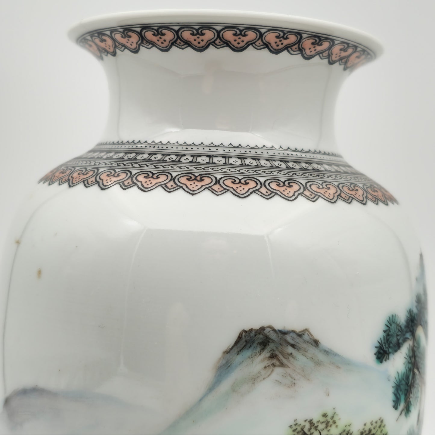 A CHINESE FAMILLE ROSE LANDSCAPE VASE | LATE REPUBLIC PERIOD, MID 20TH CENTURY