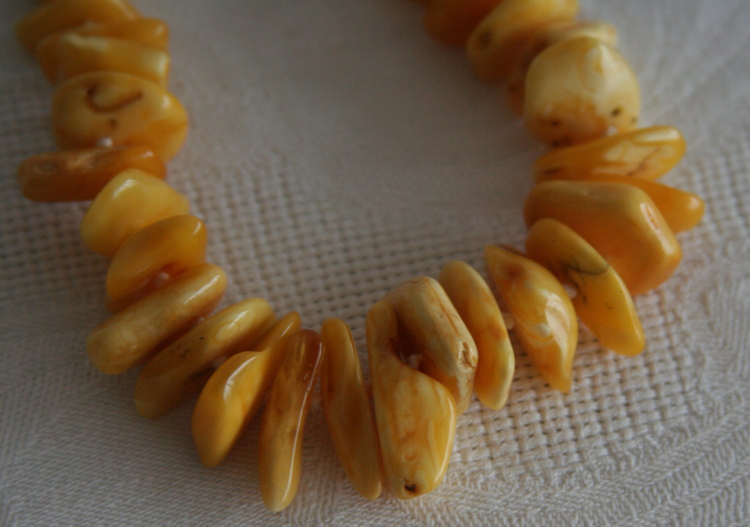 VINTAGE BALTIC AMBER Necklace Butterscotch Egg Yolk 47 gr Mollaris.com 